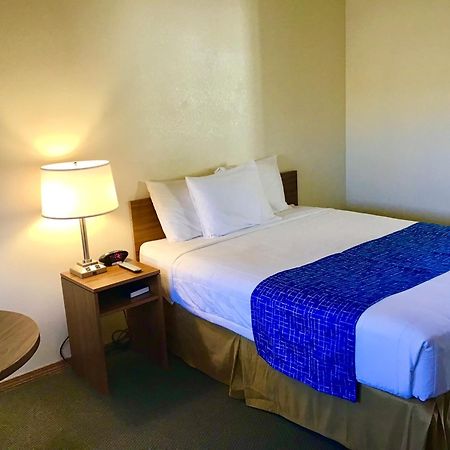 Travelodge By Wyndham Three Forks Екстер'єр фото