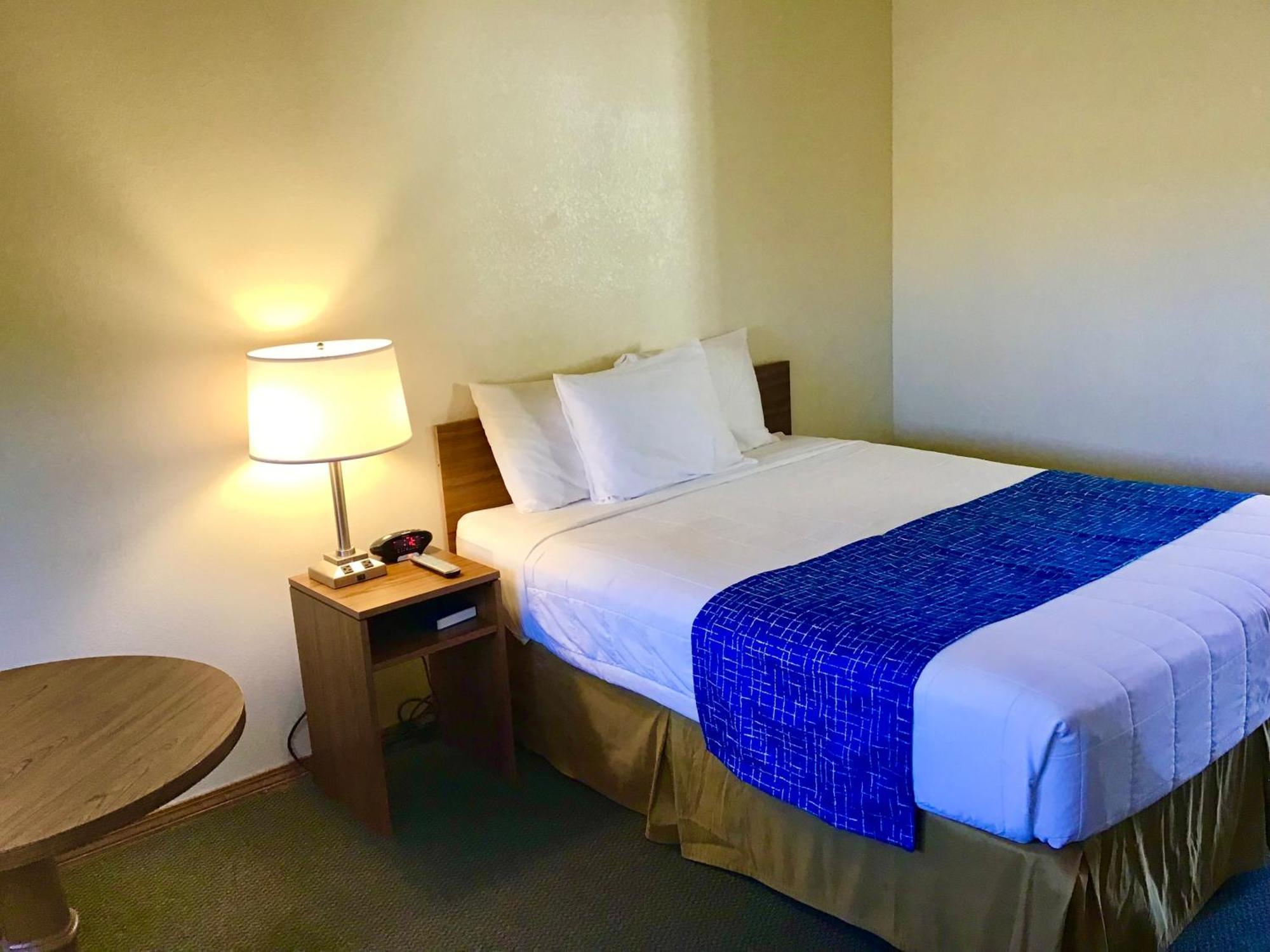 Travelodge By Wyndham Three Forks Екстер'єр фото