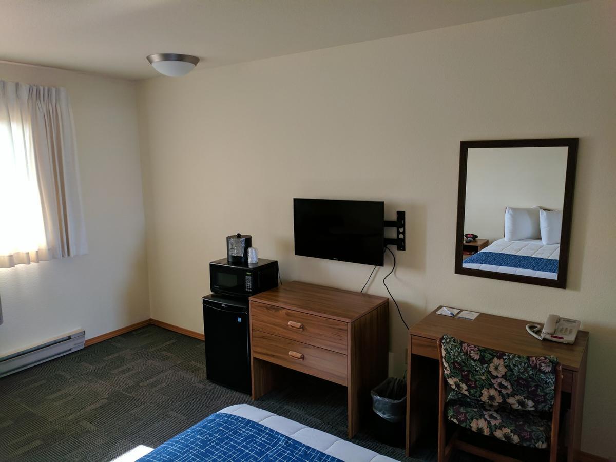 Travelodge By Wyndham Three Forks Екстер'єр фото