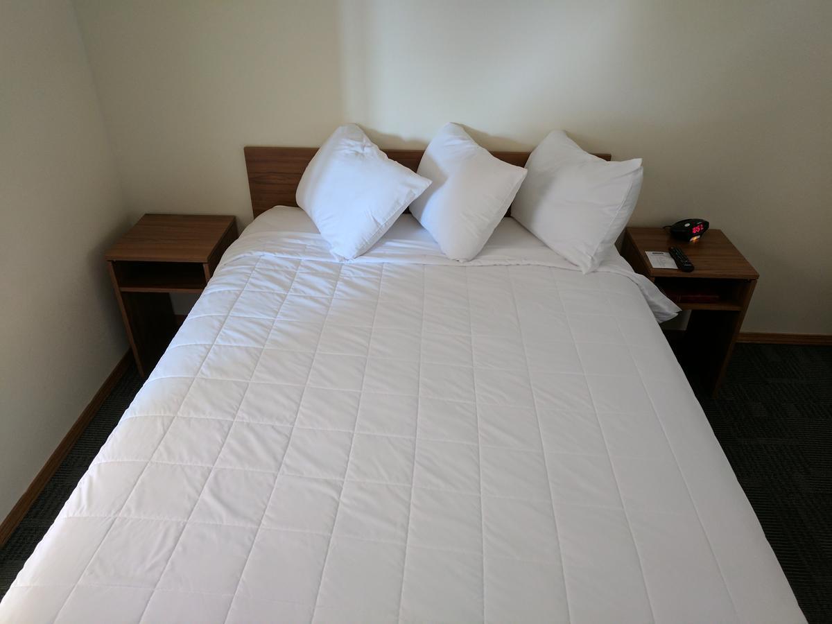Travelodge By Wyndham Three Forks Екстер'єр фото
